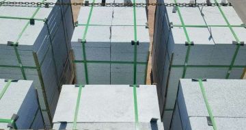 江苏 芝麻白花岗岩5公分地铺石 花岗岩厂家工厂装车日常