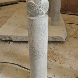 江苏 芝麻白花岗岩石材挡车石柱、停车柱、圆柱挡车柱、方柱挡车柱等