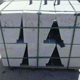 江苏 芝麻白异形坐凳，石凳