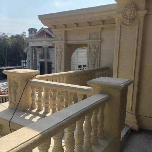 江苏 黄金麻别墅外墙干挂雕花配合阳台栏杆花瓶柱