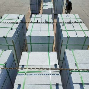 江苏 芝麻白花岗岩5公分地铺石 花岗岩厂家工厂装车日常