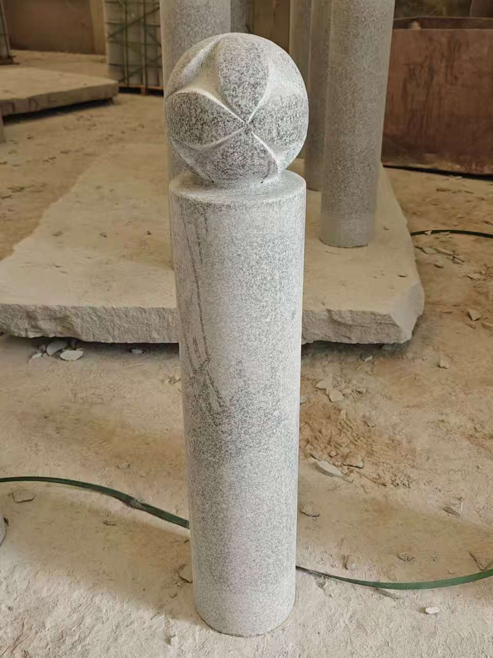 江苏 芝麻白花岗岩石材挡车石柱、停车柱、圆柱挡车柱、方柱挡车柱等