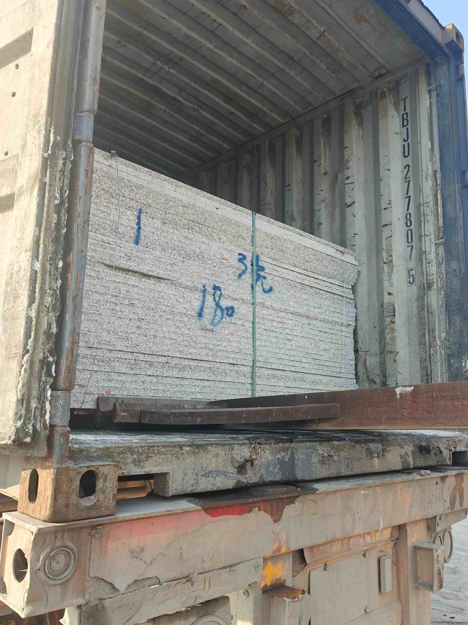 江苏 芝麻白花岗岩石材3.0公分光面毛板装柜出货