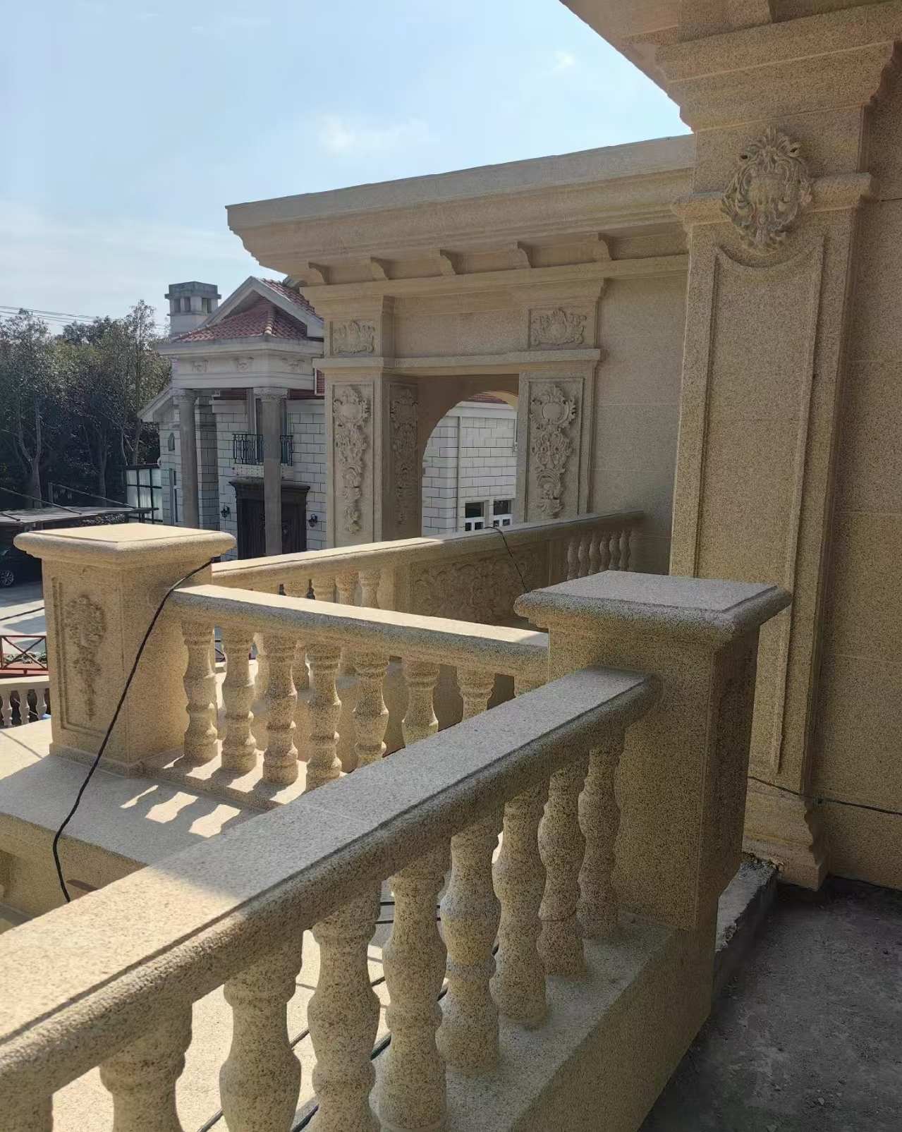 江苏 黄金麻别墅外墙干挂雕花配合阳台栏杆花瓶柱