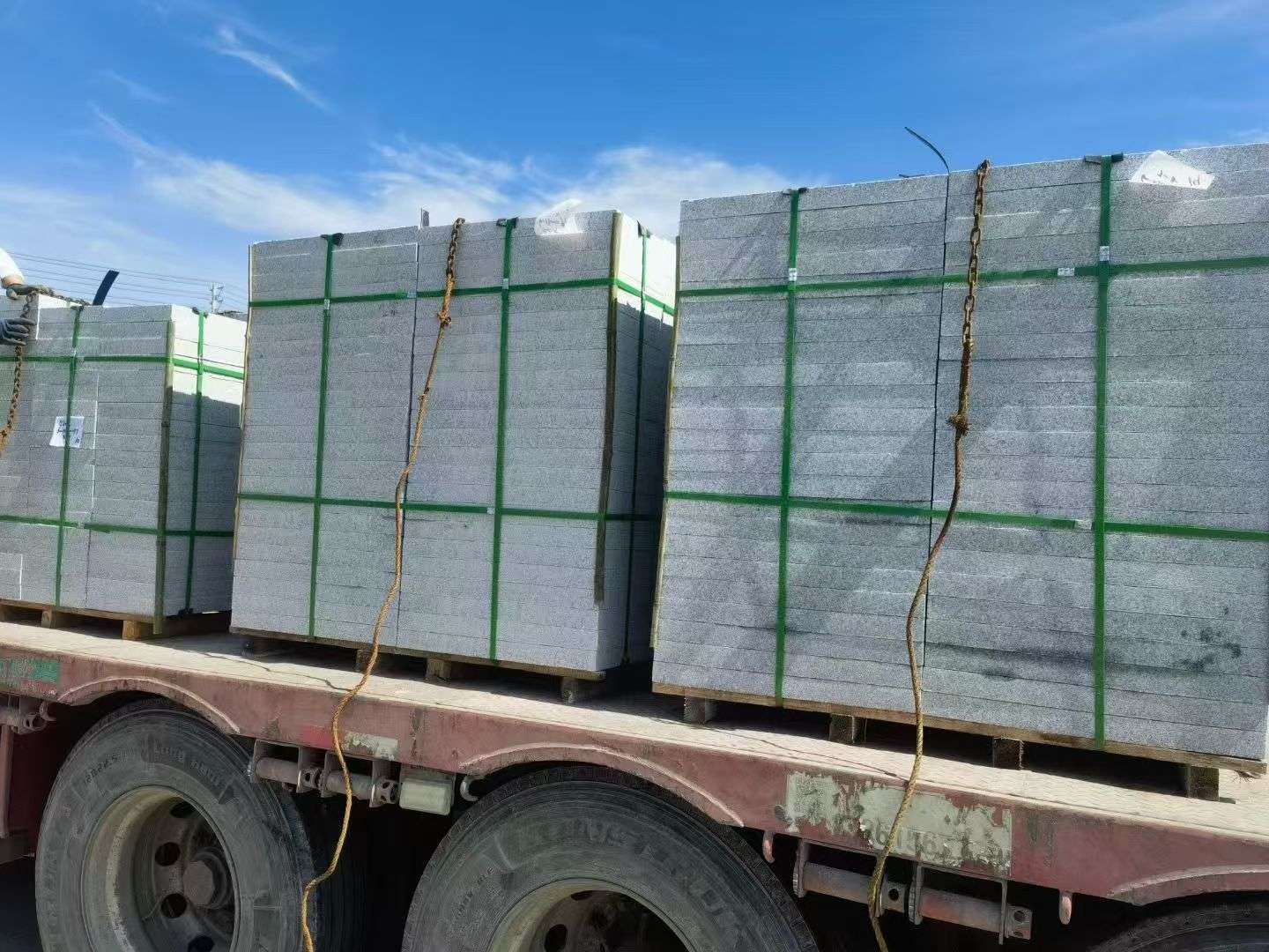 江苏 芝麻白花岗岩地铺石装车日常