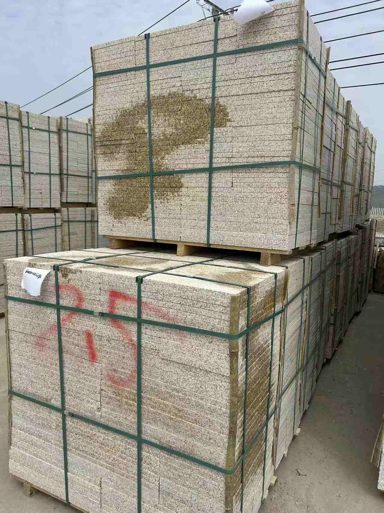 江苏 黄金麻花岗岩石材荔枝面地铺石2.5*300*600