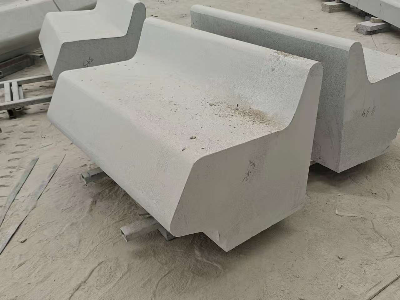 江苏 芝麻白花岗岩异形坐凳，石凳