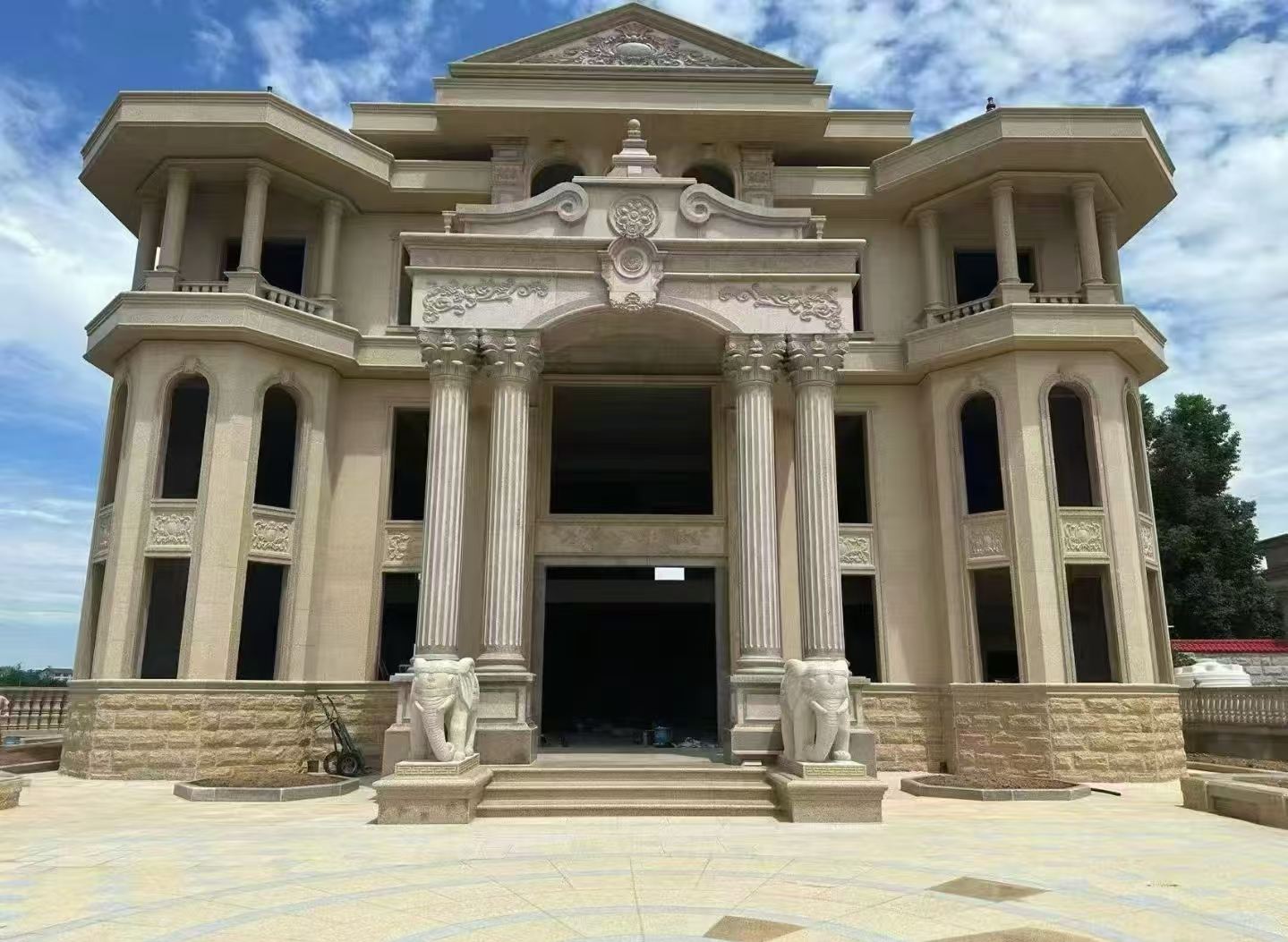 江苏 黄金麻别墅外墙干挂，大柱，大象，蘑菇石，雕花板