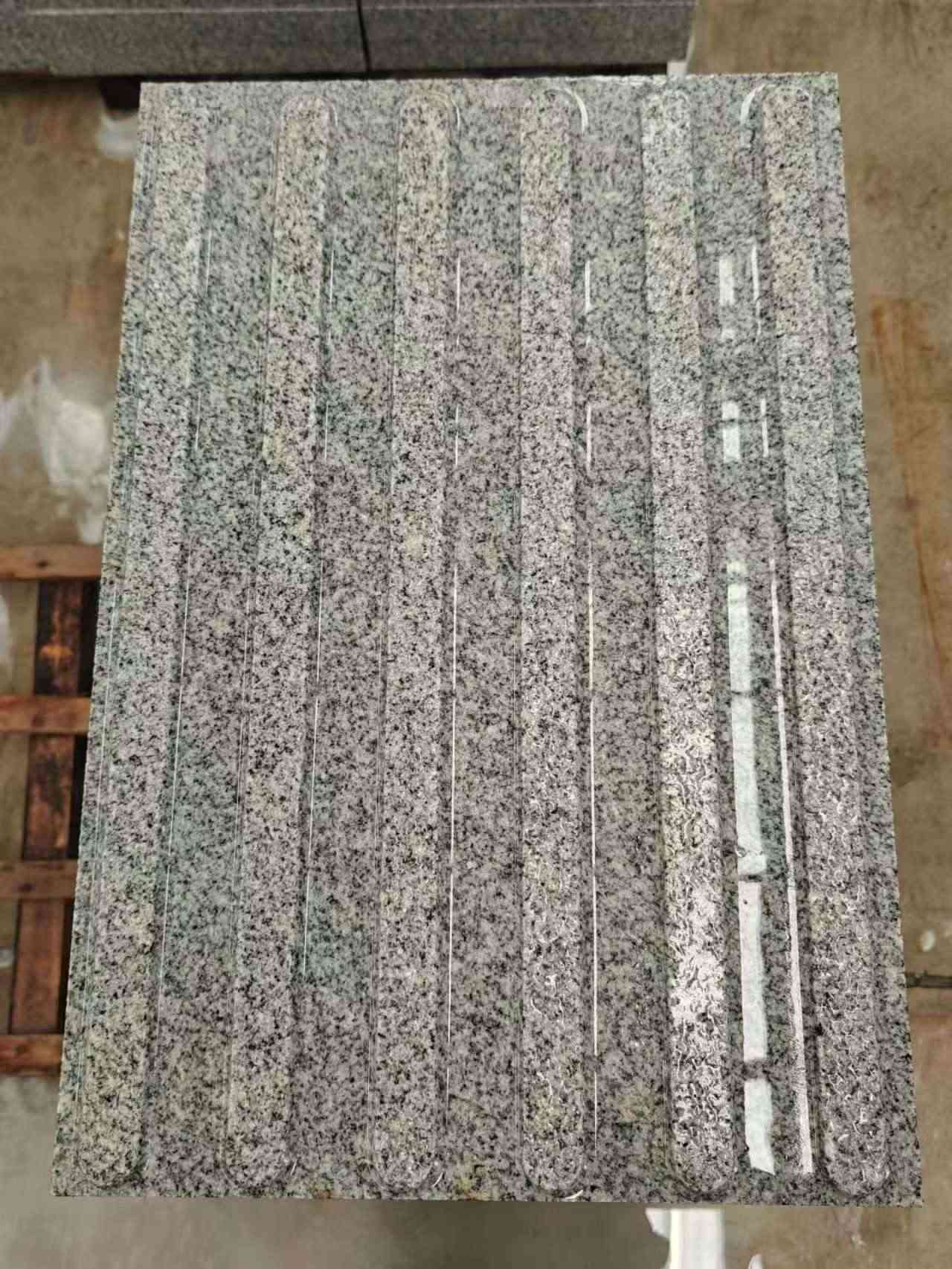 江苏 芝麻白花岗岩荔枝面雕刻盲道，盲条