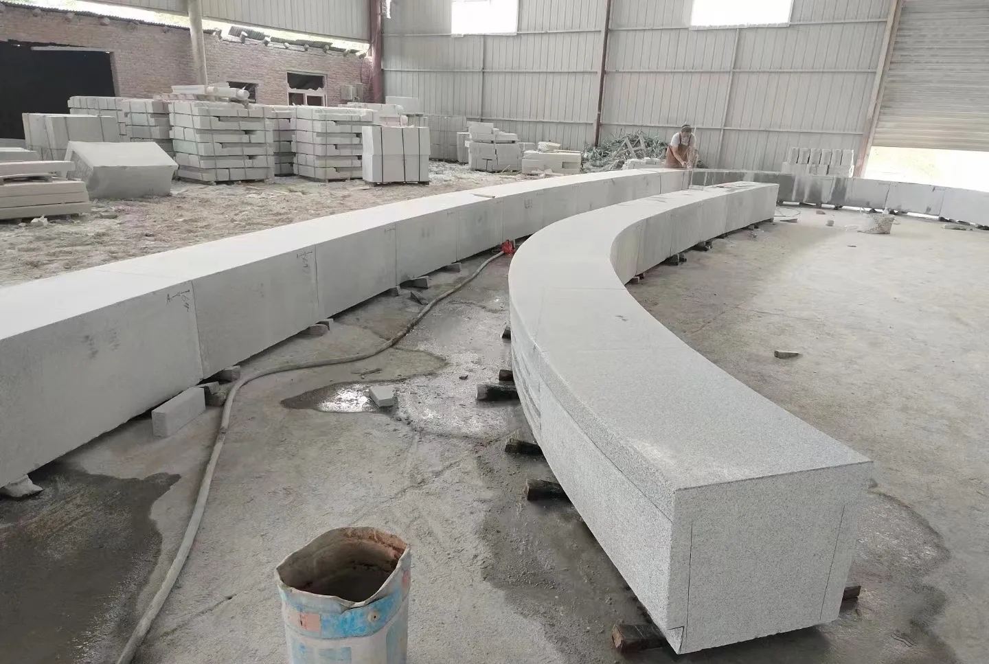 江苏芝麻白花岗岩石板材 园林光面弧形坐凳