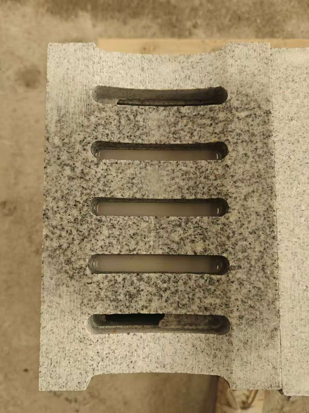 江苏 芝麻白拉丝面花岗岩U型开槽排水槽