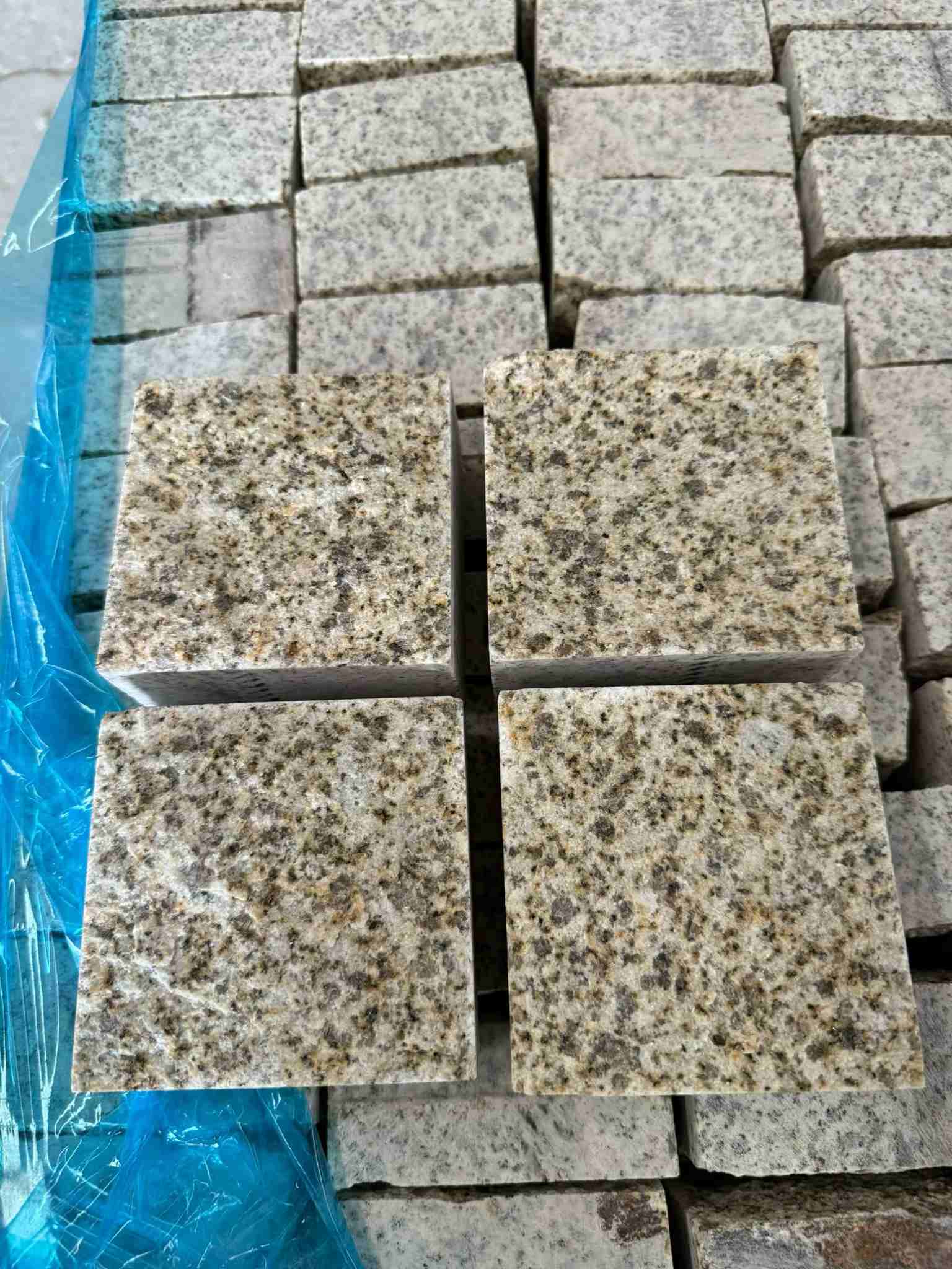 江苏 黄金麻花岗岩自然面小方块，弹石，马蹄石等