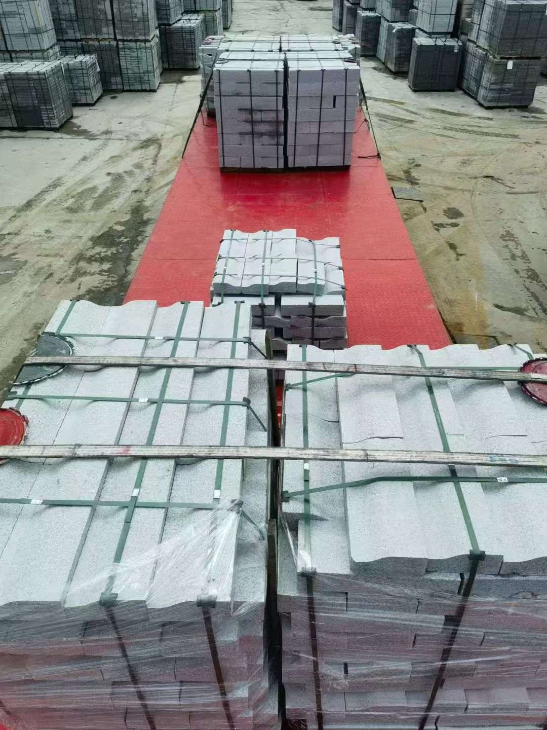 江苏 芝麻白仿形加直形路沿石出货日常