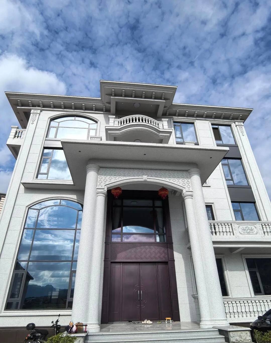 江苏白麻别墅外墙干挂石材效果示例