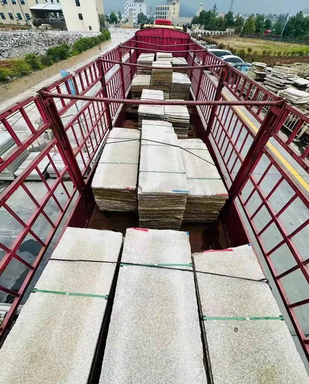 江苏 黄金麻花岗岩荔枝面，光面毛板装车完成