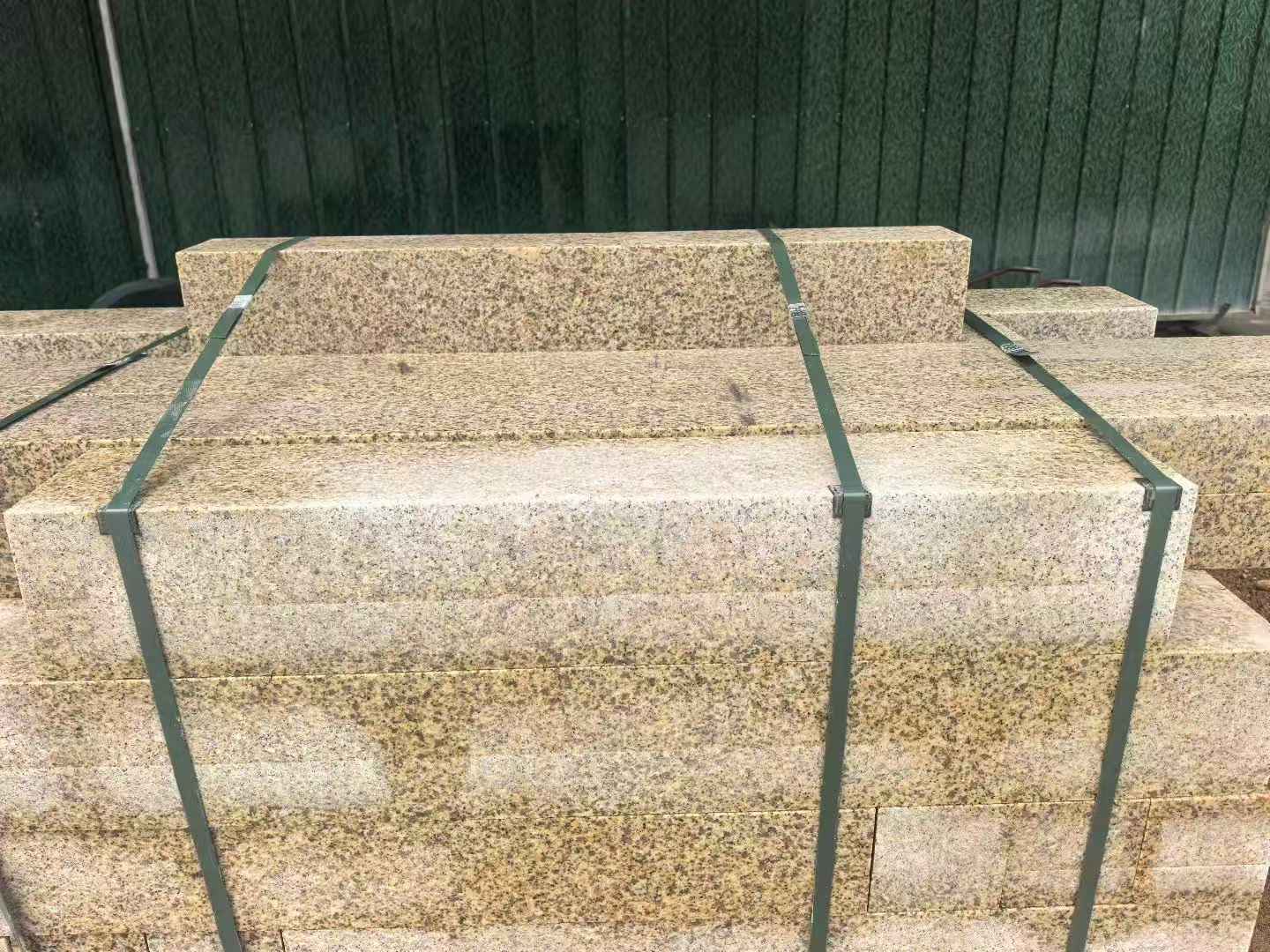 江苏 黄金麻花岗岩石材机切面栏杆料半成品