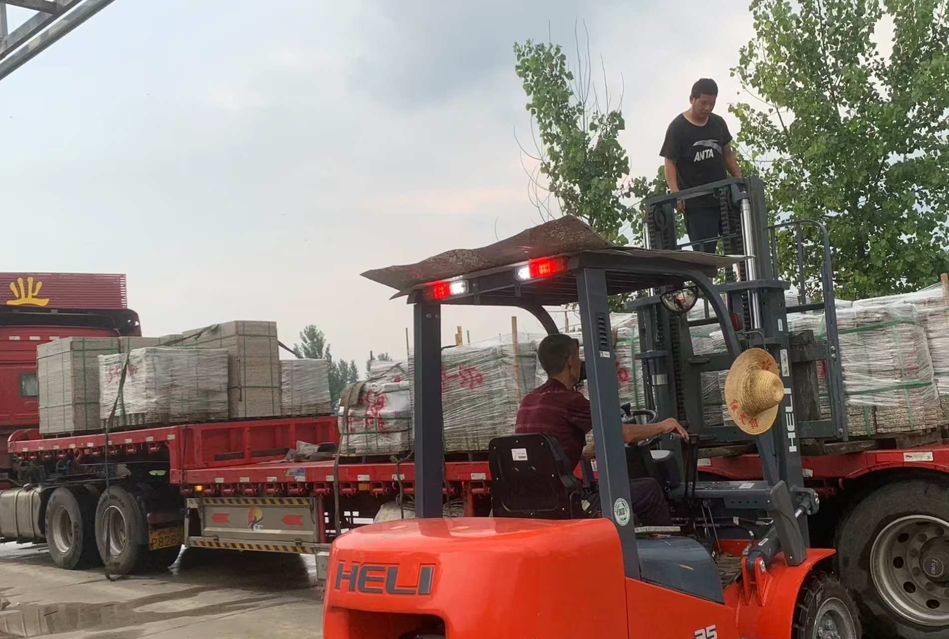 江苏 黄金麻冰裂纹，地铺石装车