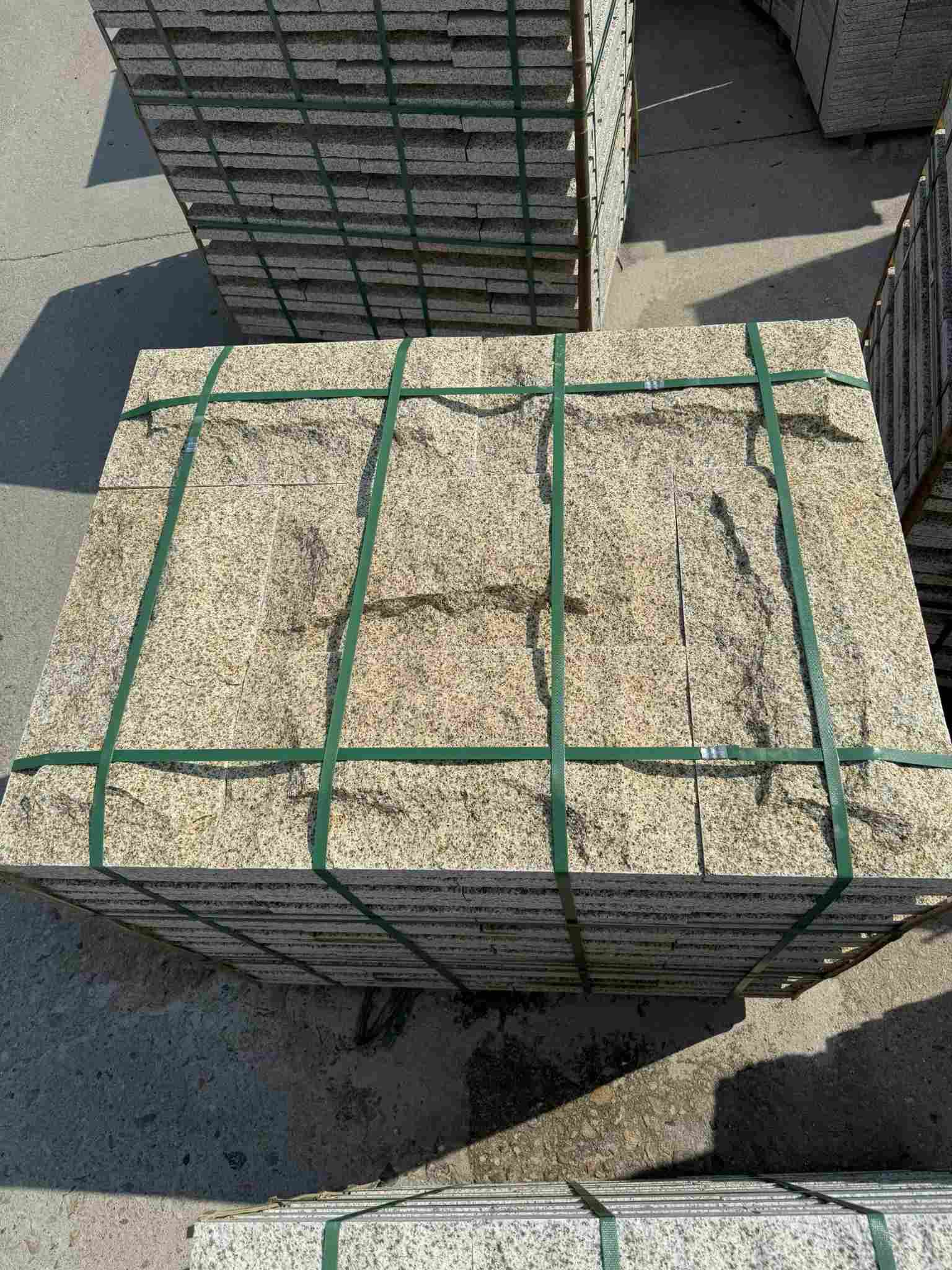 江苏 黄金麻花岗岩石材自然面蘑菇石成品