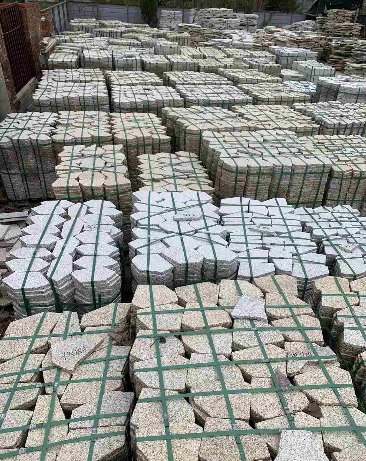 江苏 黄金麻白麻花岗岩荔枝面地铺石(冰裂纹)