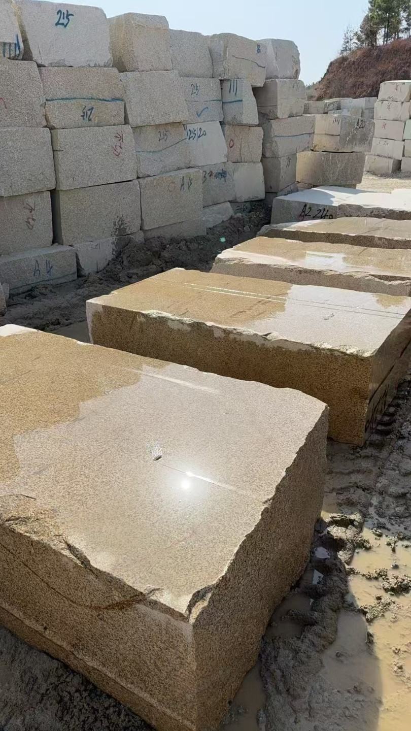 江苏 黄金麻方料堆场洗料分选中，原材料充足