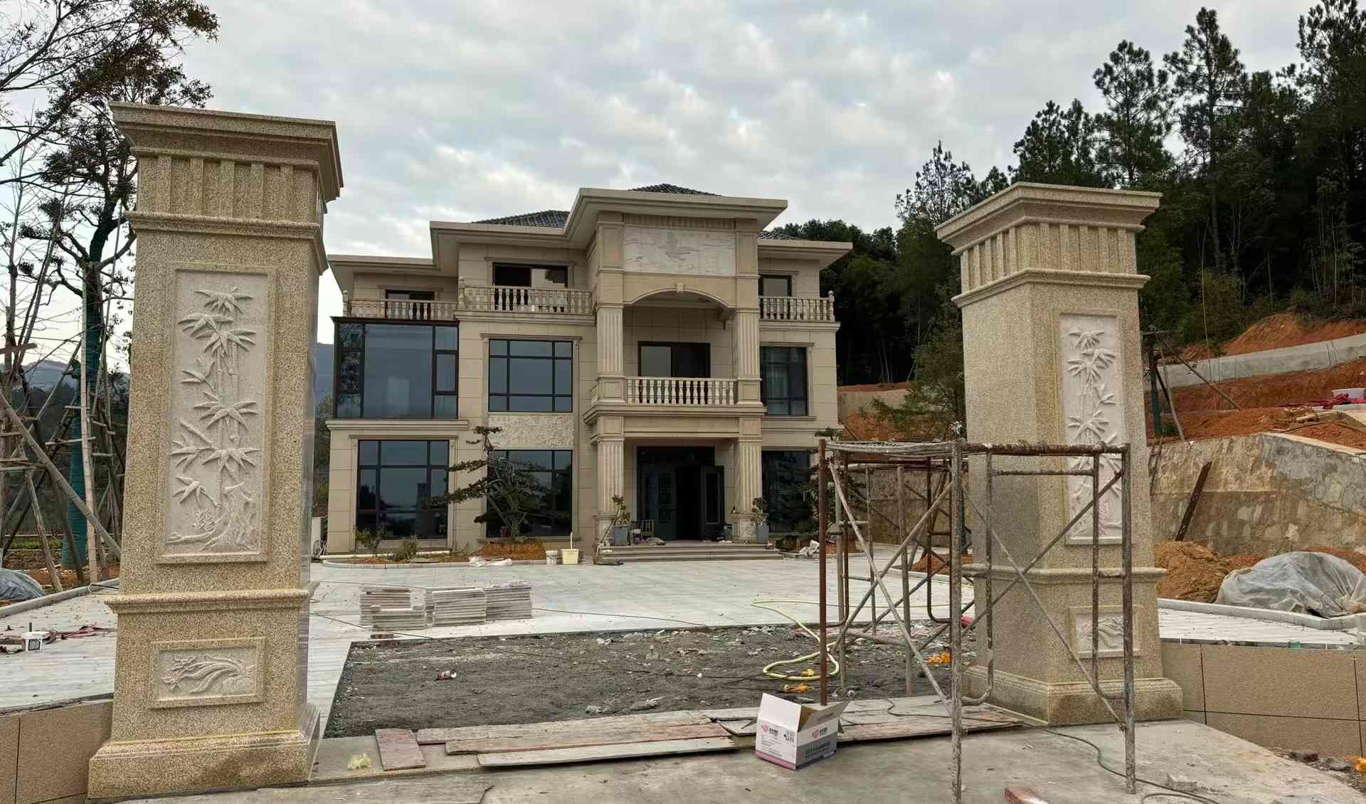 江苏 黄金麻花岗岩别墅雕花外墙干挂配上门口雕花罗马柱