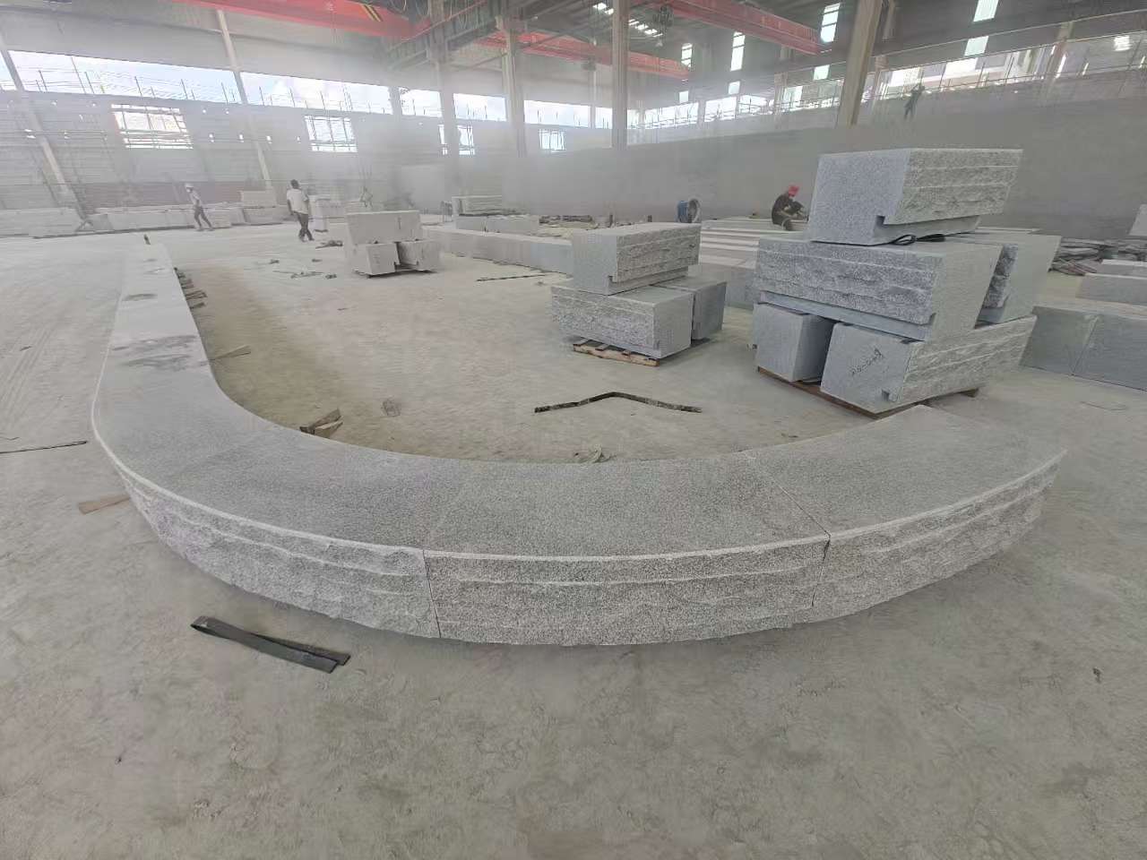 江苏 芝麻白异形坐凳，自然面光面弧形加工