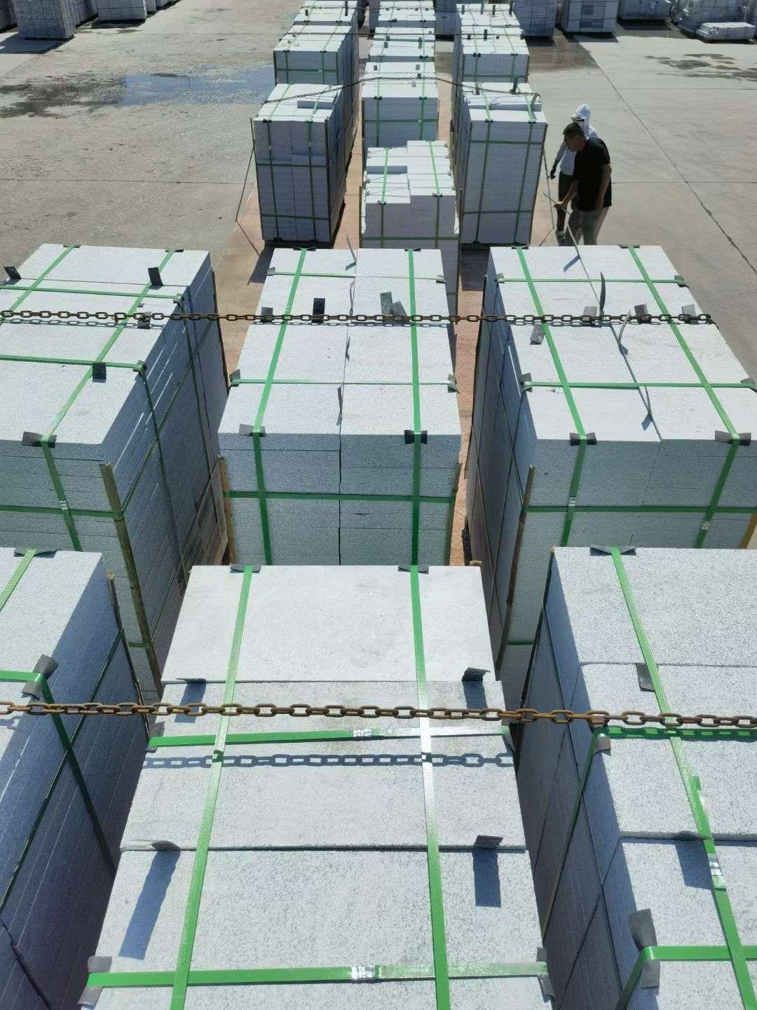 江苏 芝麻白花岗岩5公分地铺石 花岗岩厂家工厂装车日常